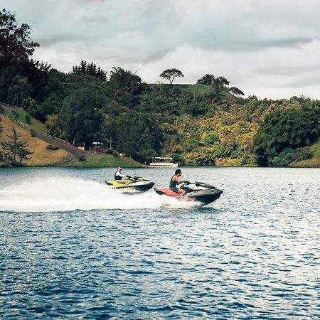 Guatapé The Boato Hotel מראה חיצוני תמונה Jet skiing on Lake Awoiti