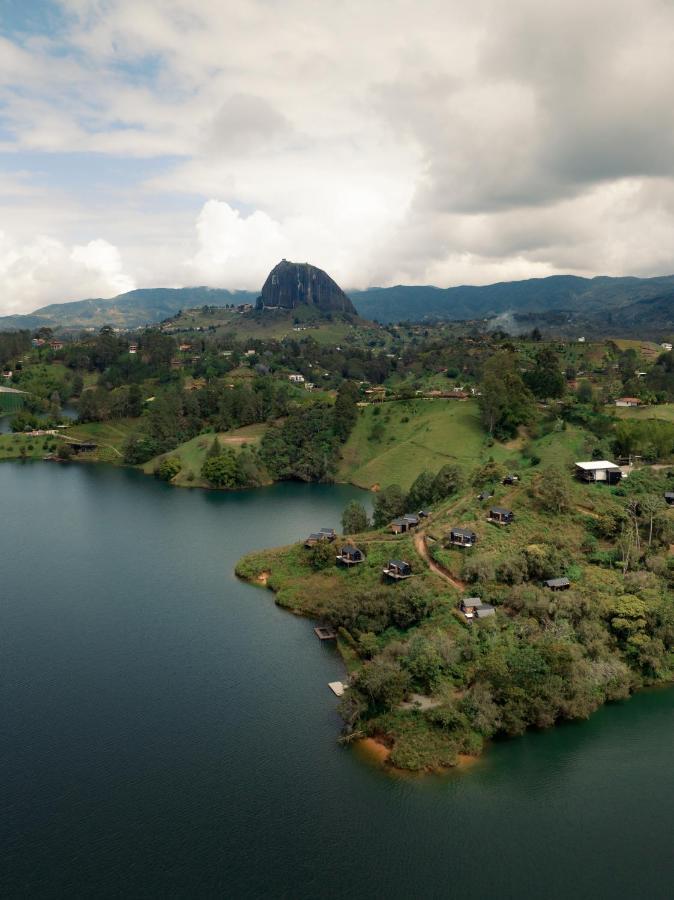 Guatapé The Boato Hotel מראה חיצוני תמונה View of the town of Guatapé and the rock of Guatapé