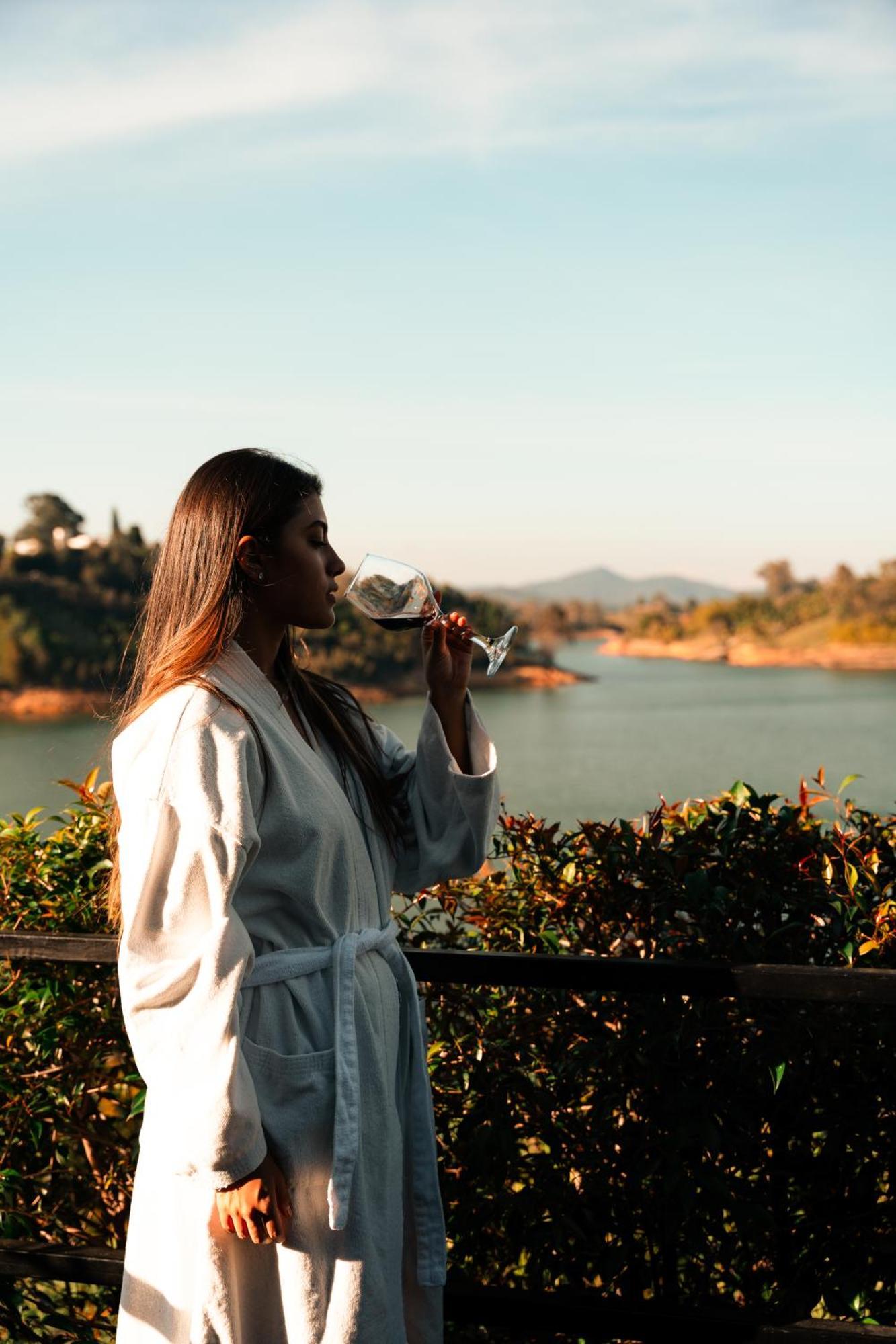 Guatapé The Boato Hotel מראה חיצוני תמונה A woman drinking wine