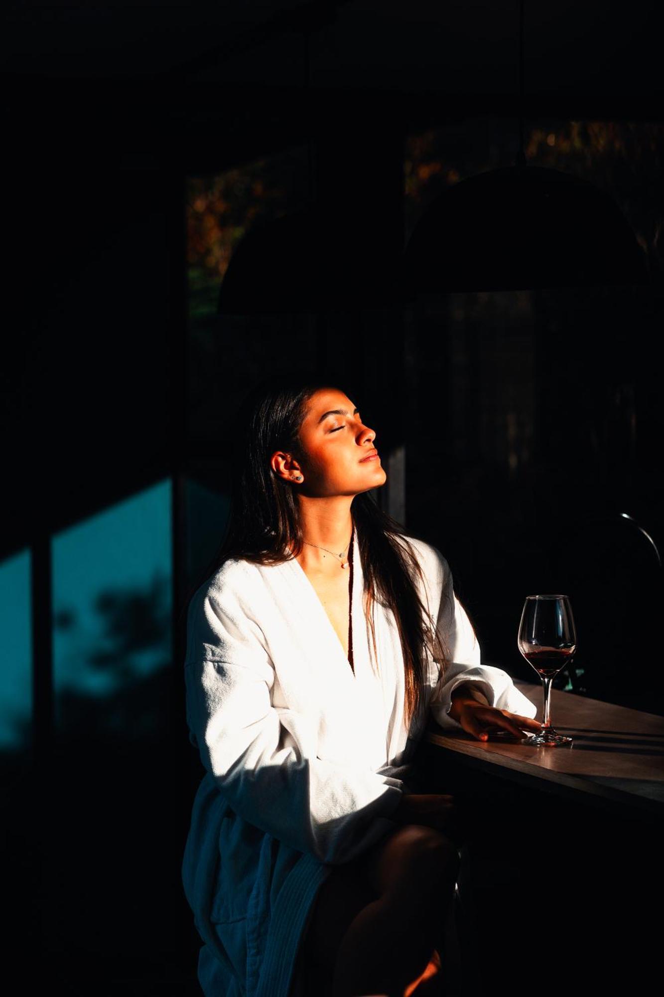 Guatapé The Boato Hotel מראה חיצוני תמונה A woman meditating