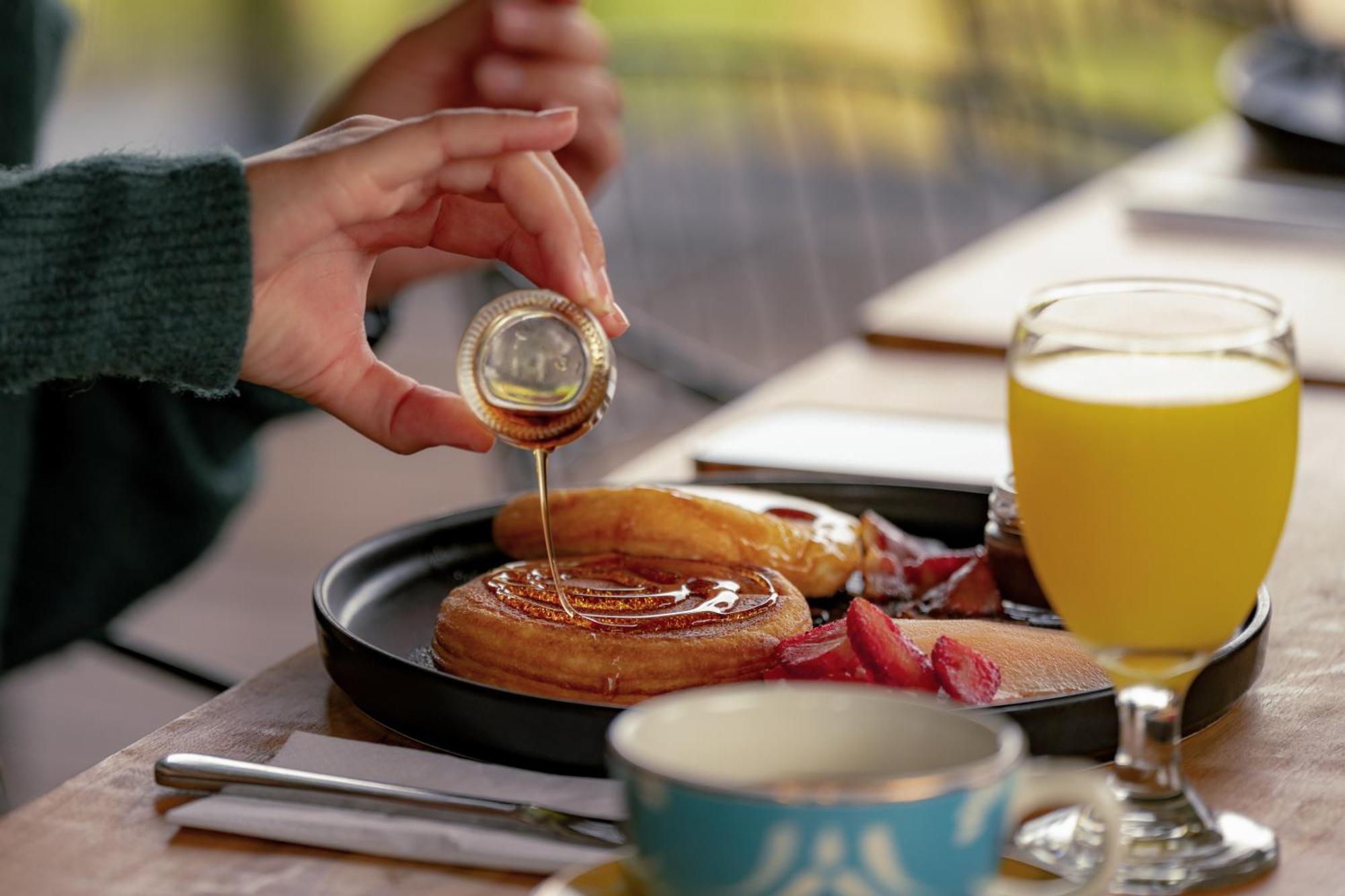 Guatapé The Boato Hotel מראה חיצוני תמונה Maple syrup being drizzled on a pastry