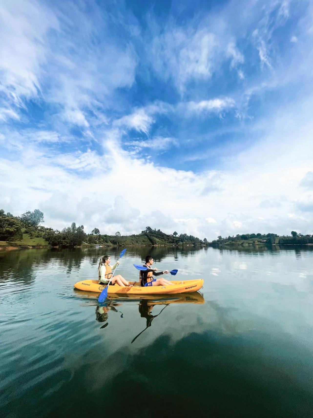 Guatapé The Boato Hotel מראה חיצוני תמונה Kayaking at the lake