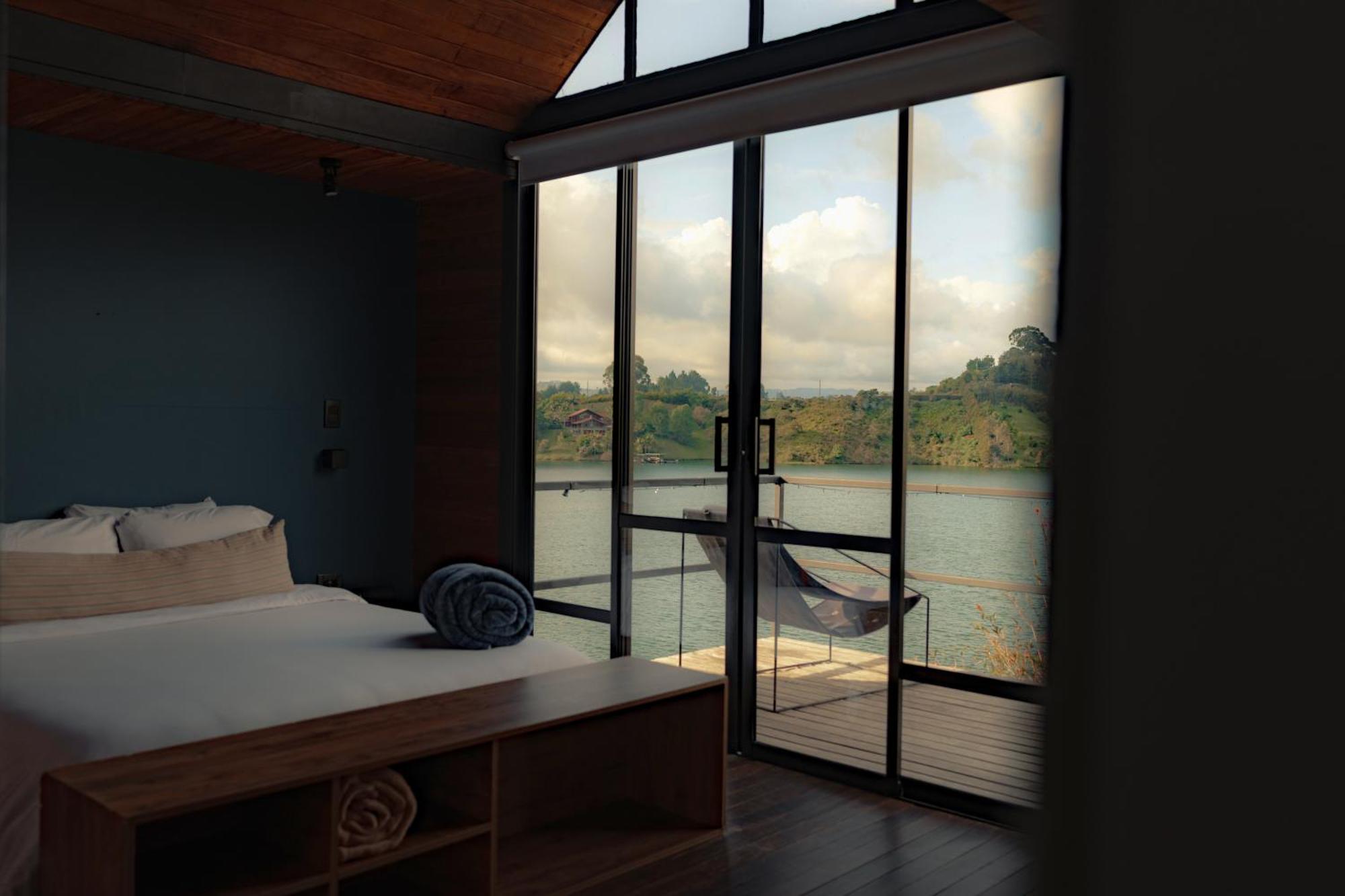 Guatapé The Boato Hotel מראה חיצוני תמונה A bedroom with a view of the river