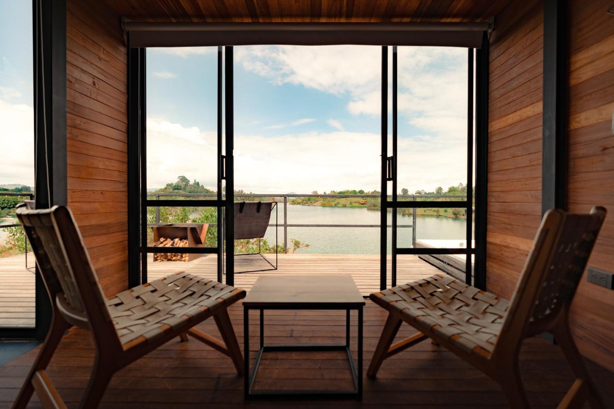 Guatapé The Boato Hotel מראה חיצוני תמונה View from the interior of a floating cabin