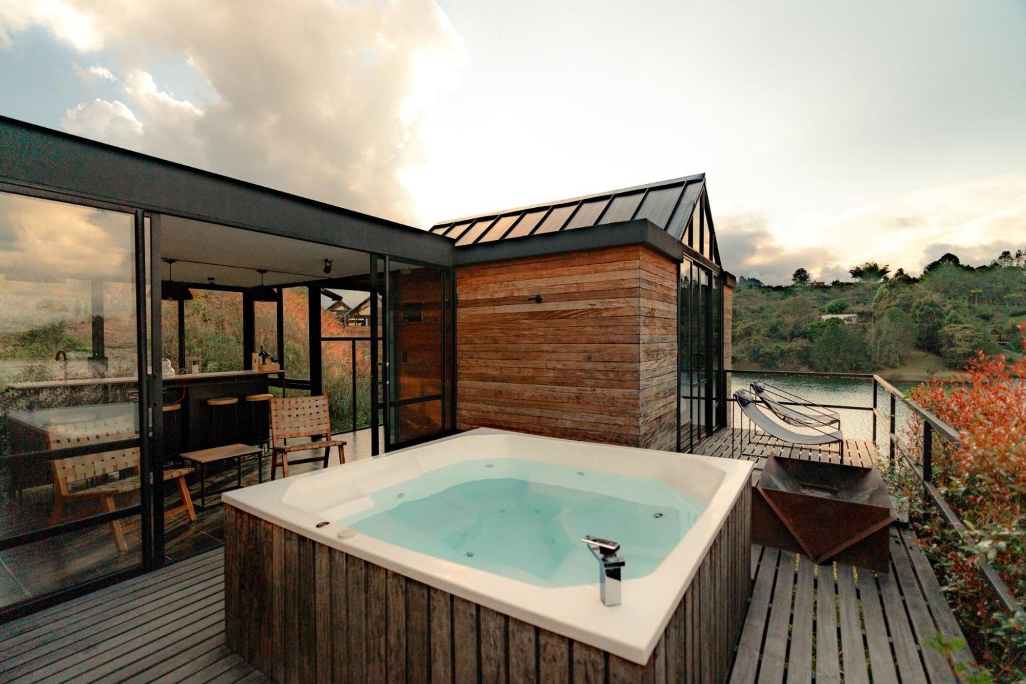 Guatapé The Boato Hotel מראה חיצוני תמונה A hot tub on a rooftop